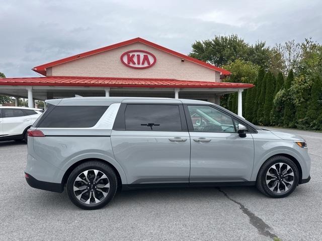 Photo of 2024 Ceramic Silver Kia Carnival