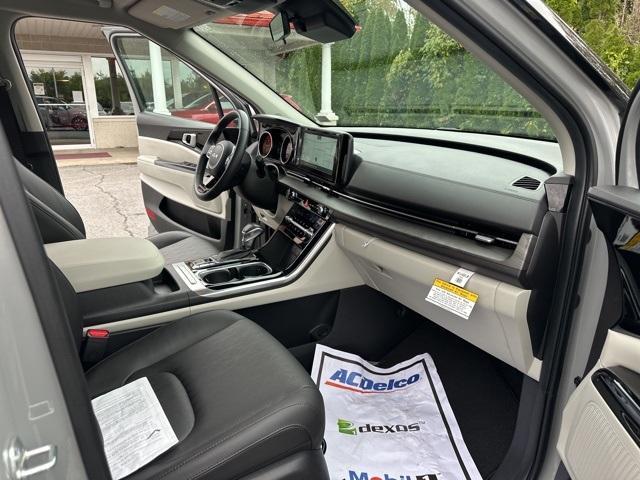 Photo of 2024 Ceramic Silver Kia Carnival