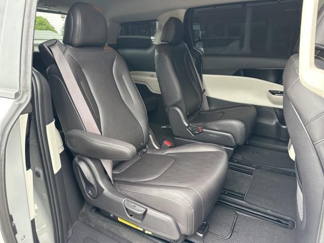 Photo of 2024 Ceramic Silver Kia Carnival