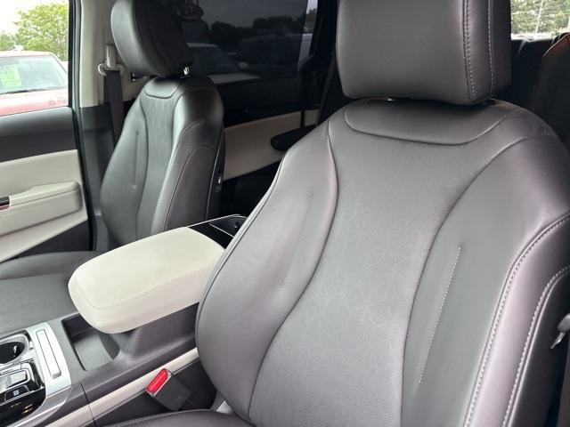 Photo of 2024 Ceramic Silver Kia Carnival