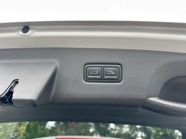 Photo of 2024 Ceramic Silver Kia Carnival