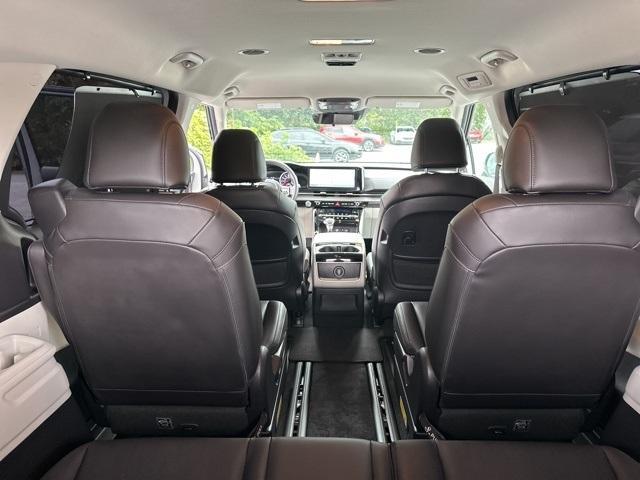 Photo of 2024 Ceramic Silver Kia Carnival
