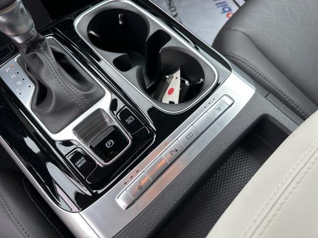 Photo of 2024 Ceramic Silver Kia Carnival