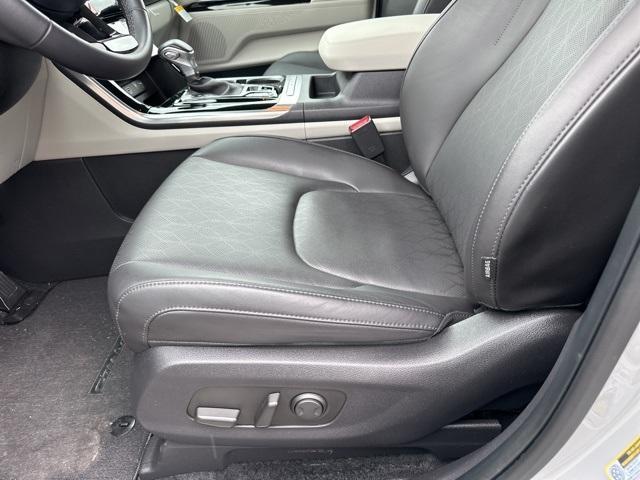 Photo of 2024 Ceramic Silver Kia Carnival