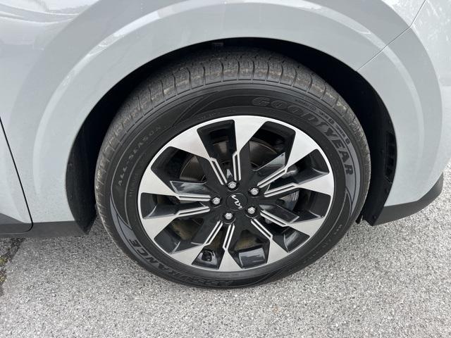 Photo of 2024 Ceramic Silver Kia Carnival