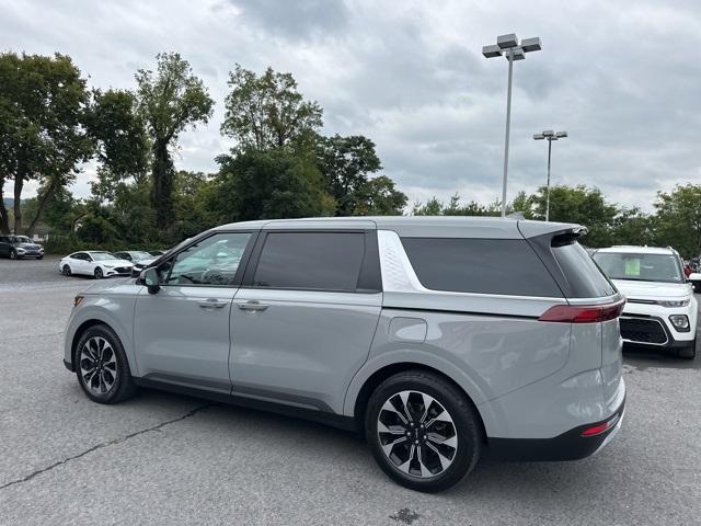 Photo of 2024 Ceramic Silver Kia Carnival