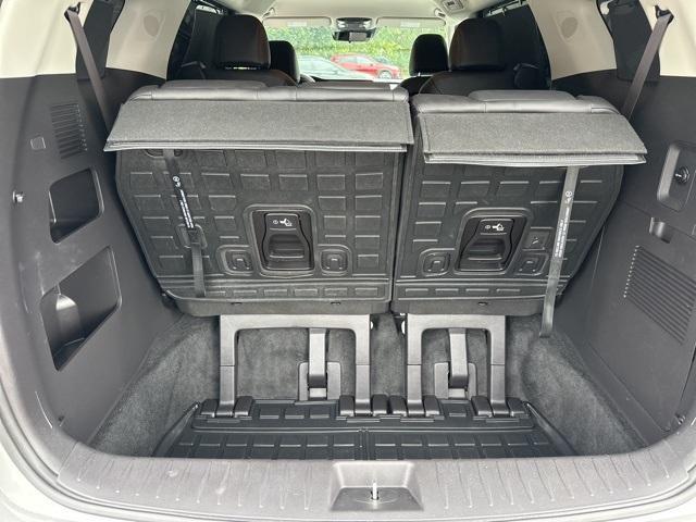 Photo of 2024 Ceramic Silver Kia Carnival