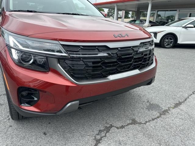 Photo of 2025 Mars Orange Kia Seltos