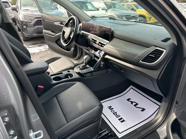 Photo of 2025 Steel Gray Kia Seltos