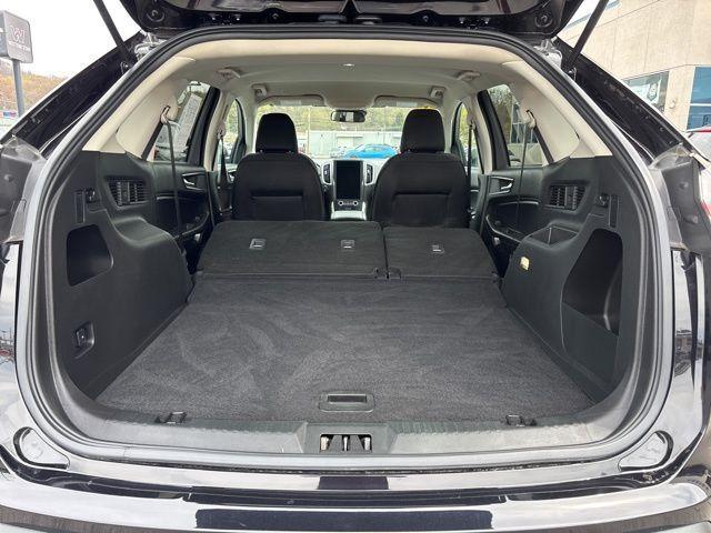 Photo of 2024 Black Metallic Ford Edge