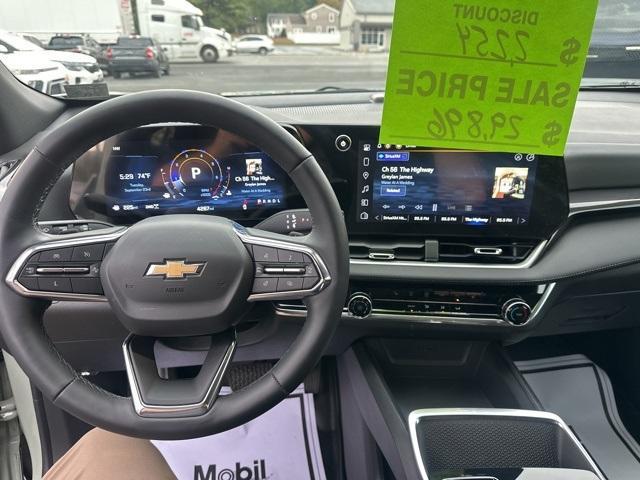 Photo of 2025 Green Chevrolet Equinox