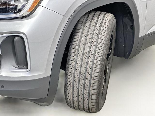 Photo of 2025 Silver Mist Metallic Volkswagen Atlas