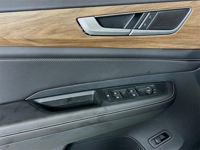 Photo of 2025 Silver Mist Metallic Volkswagen Atlas