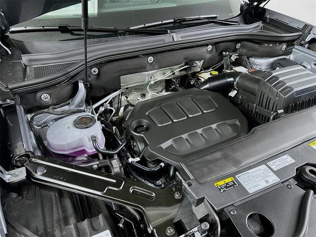 Photo of 2025 Silver Mist Metallic Volkswagen Atlas
