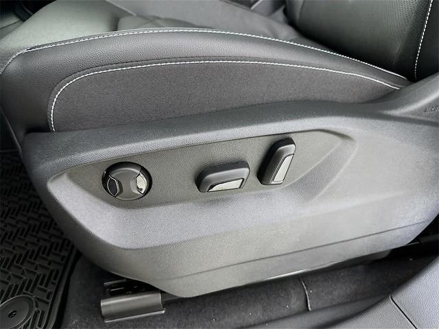 Photo of 2025 Silver Mist Metallic Volkswagen Atlas