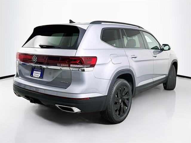 Photo of 2025 Silver Mist Metallic Volkswagen Atlas