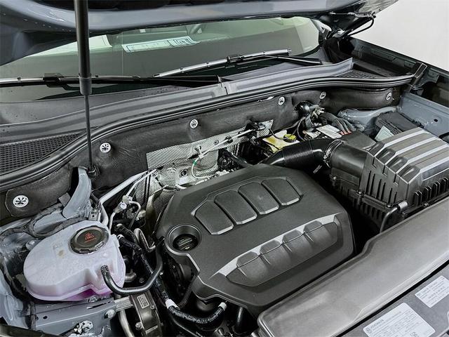 Photo of 2025 Pure Gray Volkswagen Atlas