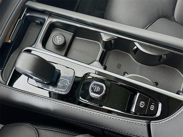 Photo of 2025 Crystal White Pearl Volvo XC90 Plug-In Hybrid