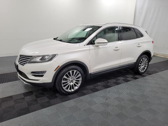 Photo of 2017 White Platinum Metallic Tri-Coat Lincoln MKC