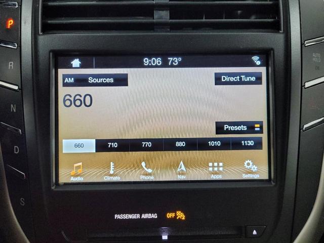 Photo of 2017 White Platinum Metallic Tri-Coat Lincoln MKC
