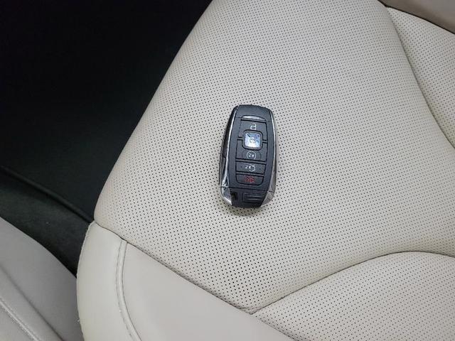 Photo of 2017 White Platinum Metallic Tri-Coat Lincoln MKC