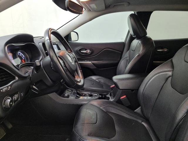 Photo of 2019 Diamond Black Crystal Pearlcoat Jeep Cherokee