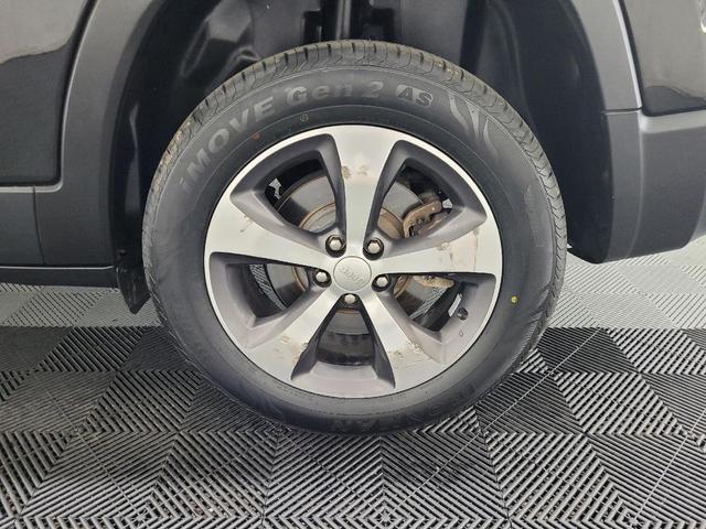 Photo of 2019 Diamond Black Crystal Pearlcoat Jeep Cherokee