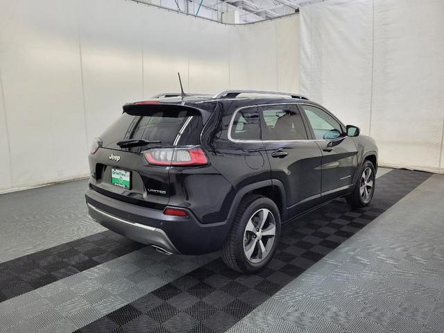 Photo of 2019 Diamond Black Crystal Pearlcoat Jeep Cherokee