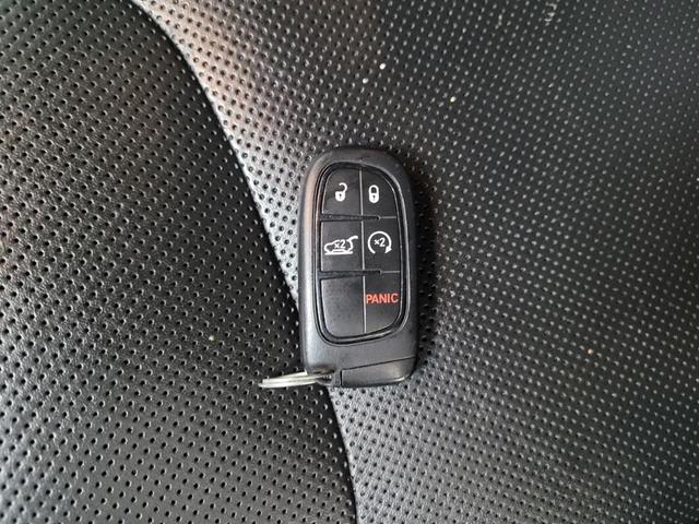 Photo of 2019 Diamond Black Crystal Pearlcoat Jeep Cherokee
