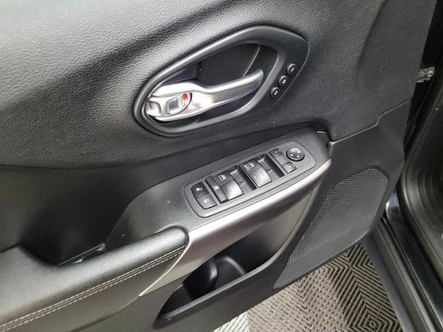 Photo of 2019 Diamond Black Crystal Pearlcoat Jeep Cherokee