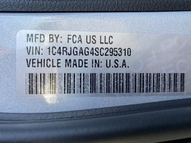 Photo of 2025 Silver Zynith Jeep Grand Cherokee
