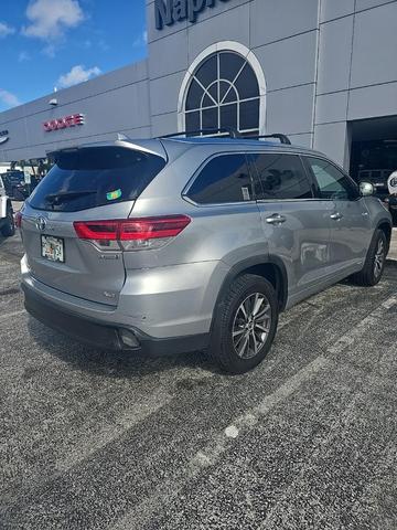 Photo of 2017 Celestial Silver Metallic Toyota Highlander Hybrid