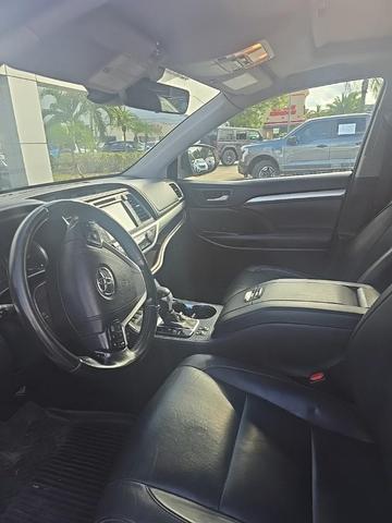 Photo of 2017 Celestial Silver Metallic Toyota Highlander Hybrid
