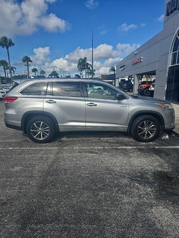 Photo of 2017 Celestial Silver Metallic Toyota Highlander Hybrid