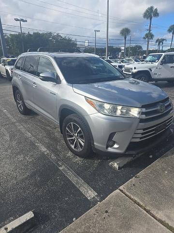 Photo of 2017 Celestial Silver Metallic Toyota Highlander Hybrid