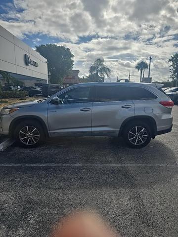 Photo of 2017 Celestial Silver Metallic Toyota Highlander Hybrid