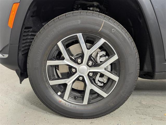 Photo of 2025 Baltic Gray Metallic Clearcoat Jeep Grand Cherokee L