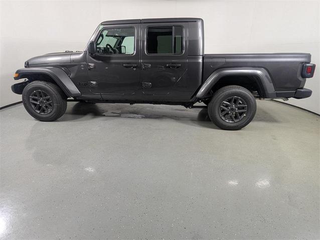 Photo of 2025 Granite Crystal Metallic Clearcoat Jeep Gladiator