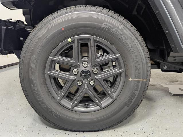 Photo of 2025 Granite Crystal Metallic Clearcoat Jeep Gladiator