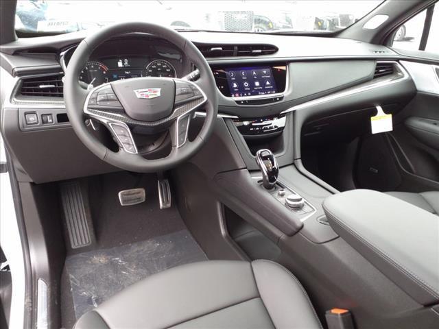 Photo of 2025 Crystal White Tricoat Cadillac XT5