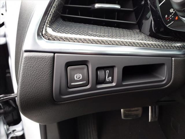 Photo of 2025 Crystal White Tricoat Cadillac XT5