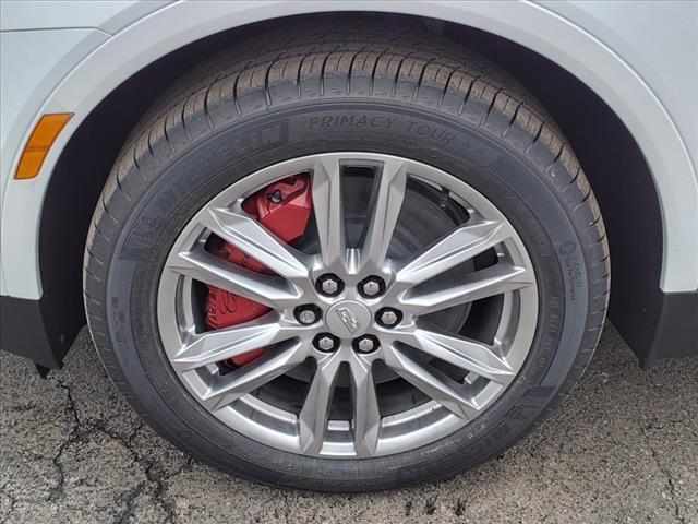 Photo of 2025 Crystal White Tricoat Cadillac XT5