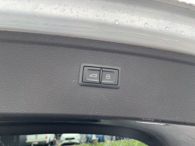 Photo of 2019 Ibis White Audi Q5