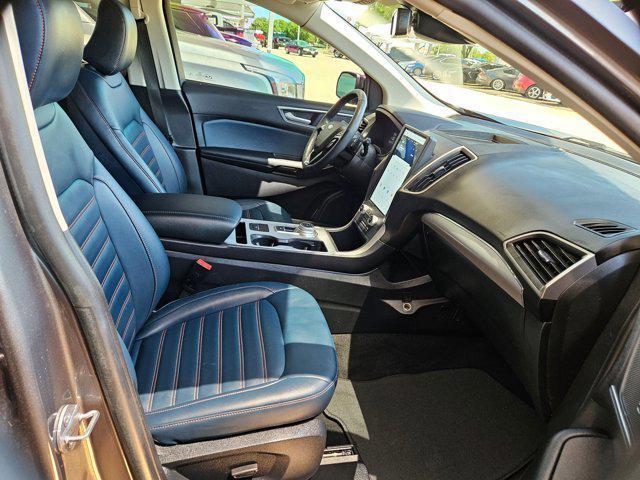Photo of 2022 Carbonized Gray Metallic Ford Edge