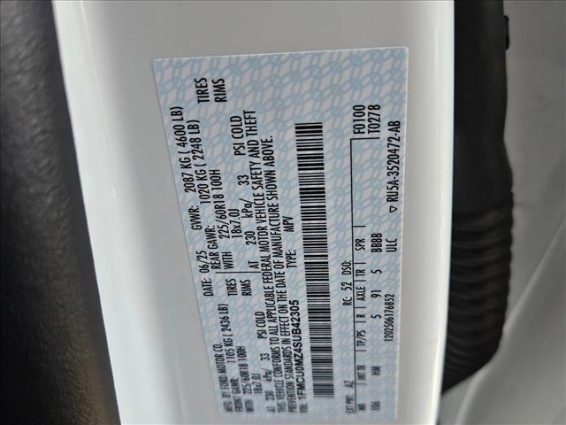 Photo of 2025 Star White Metallic Tri-Coat Ford Escape