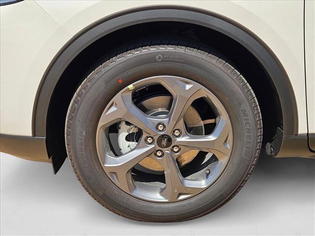 Photo of 2025 Star White Metallic Tri-Coat Ford Escape