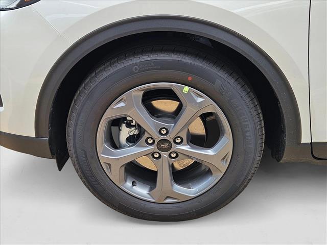 Photo of 2025 Star White Metallic Tri-Coat Ford Escape