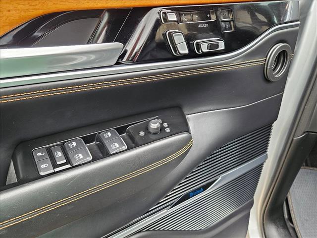 Photo of 2023 Silver Zynith Jeep Grand Wagoneer