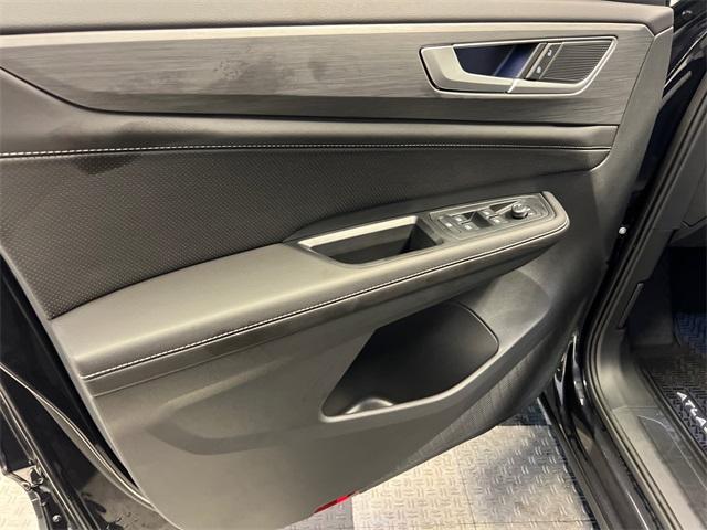 Photo of 2025 Deep Black Pearl Effect Volkswagen Atlas Cross Sport