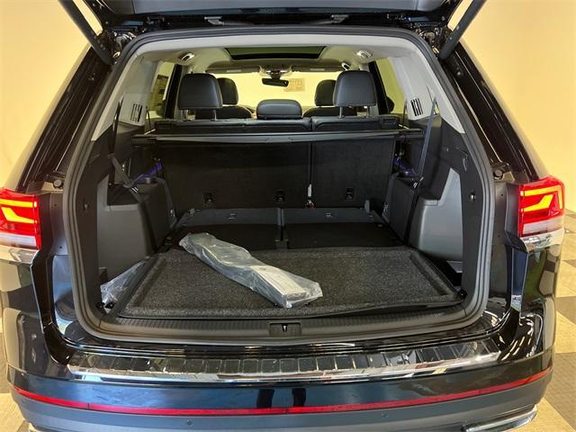 Photo of 2025 Deep Black Pearl Effect Volkswagen Atlas